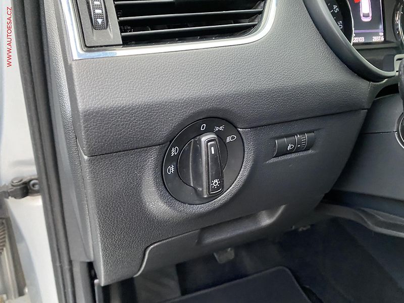 Škoda Octavia (2015) 1.6 TDI, ČR, AC, výhřev sed. - fotka 15 z 17
