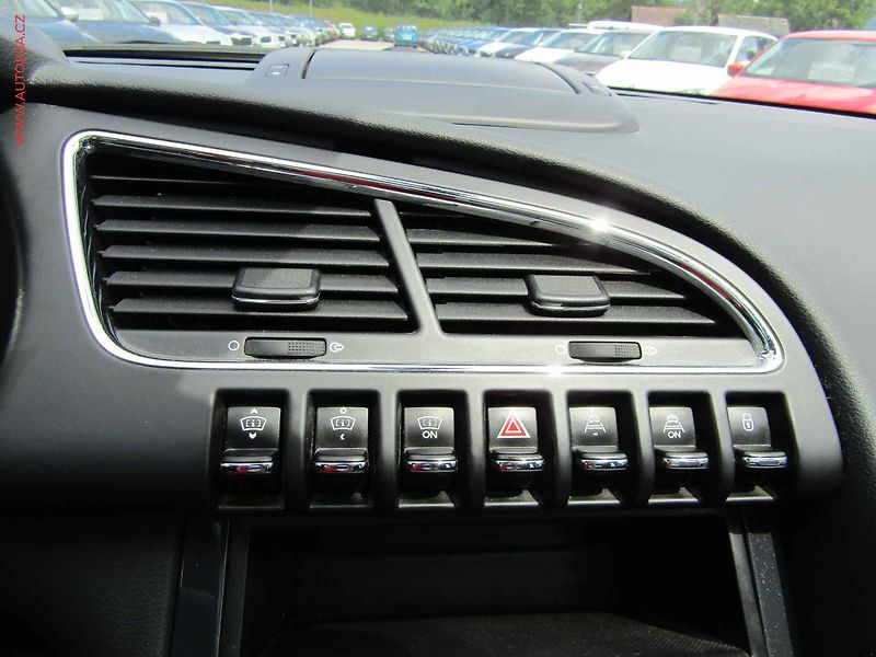 Peugeot 3008 (2012) 2.0HDI, ČR, AT, headUP, xenon - fotka 12 z 17