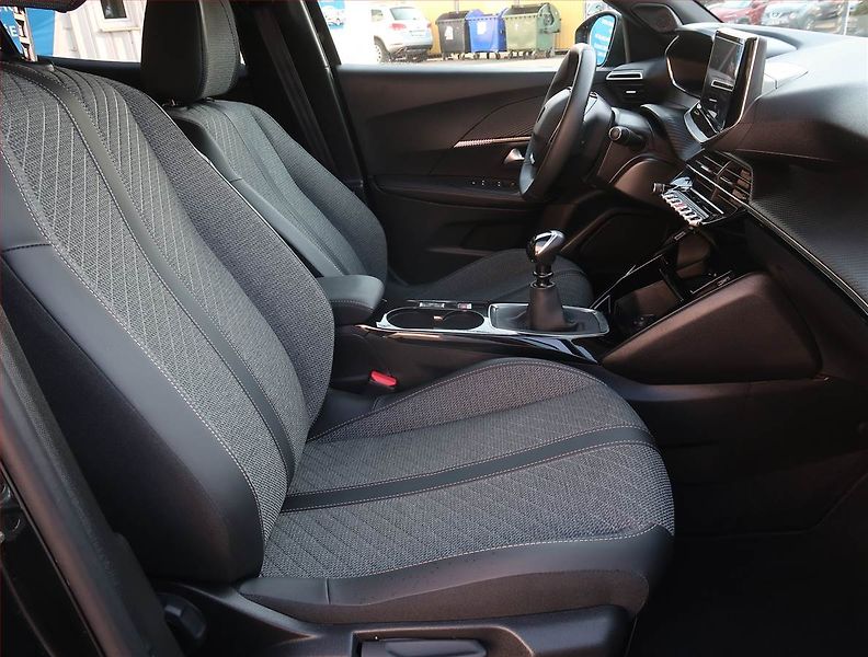 Peugeot 2008 (2024) Allure 1.2 PureTech, 16TKM - fotka 9 z 22