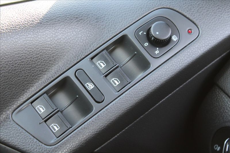 Volkswagen Tiguan 2,0 TDI  VÝHŘEVY,TAŽNÉ - fotka 19 z 26