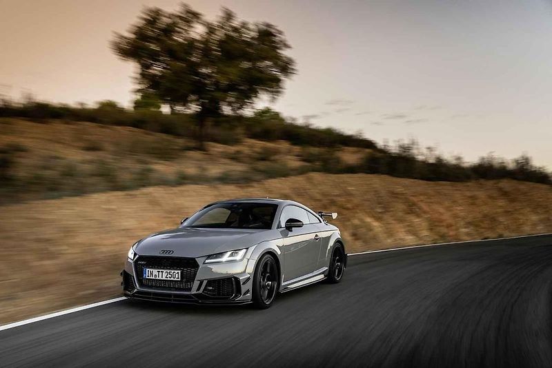 Původní koncept Audi TT spolu s limitovanou edicí TT RS Coupé Iconic Edition