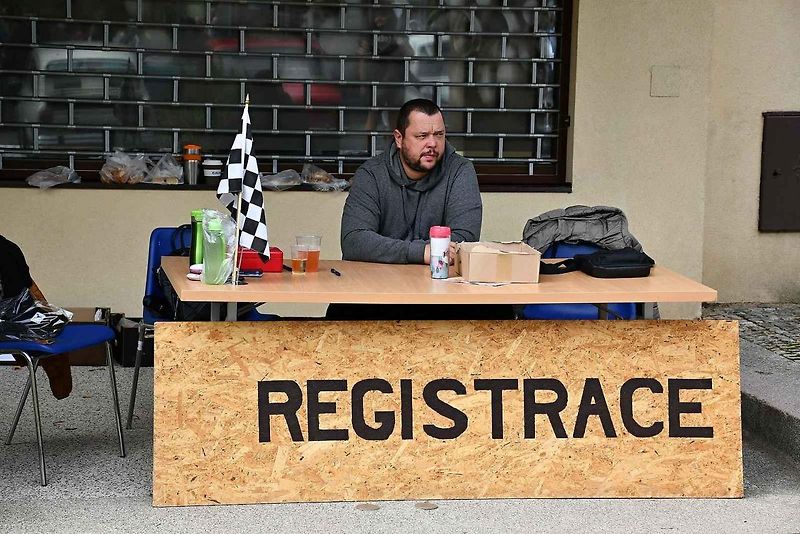 Na tradiční Lidický okruh dorazily desítky historických automobilů a motocyklů, které obdivovali návštěvníci z Kladna i širokého okolí.