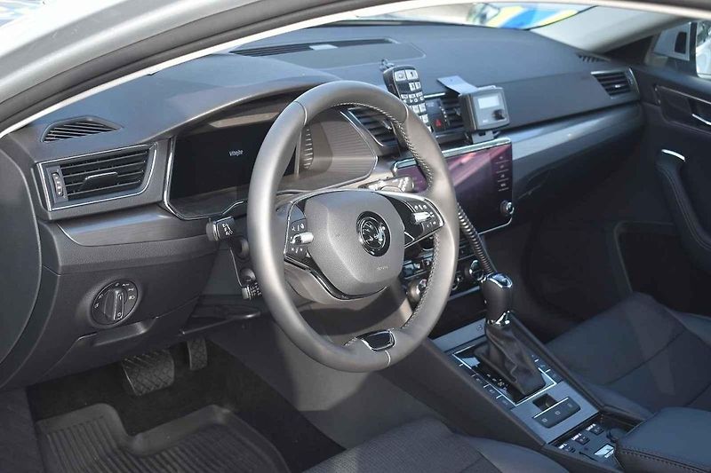 Nové Superby si policisté převzali přímo v areálu automobilky