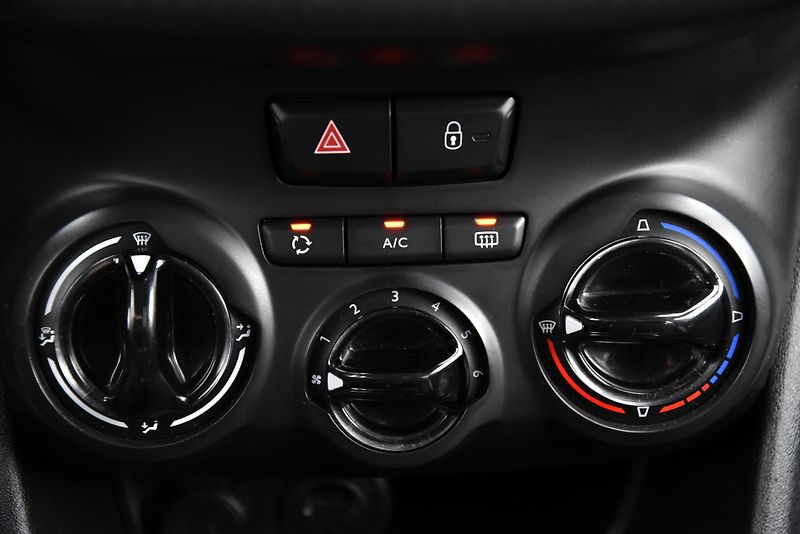 Peugeot 2008 1.2, KLIMATIZACE, TEMPOMAT - fotka 17 z 36