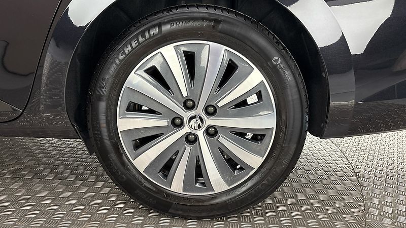 Škoda Superb 2.0 TDI DSG Style Combi - fotka 19 z 27