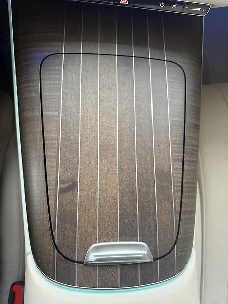 Mercedes-Benz Třídy E (2024) 300e sedan 4MATIC - fotka 32 z 40