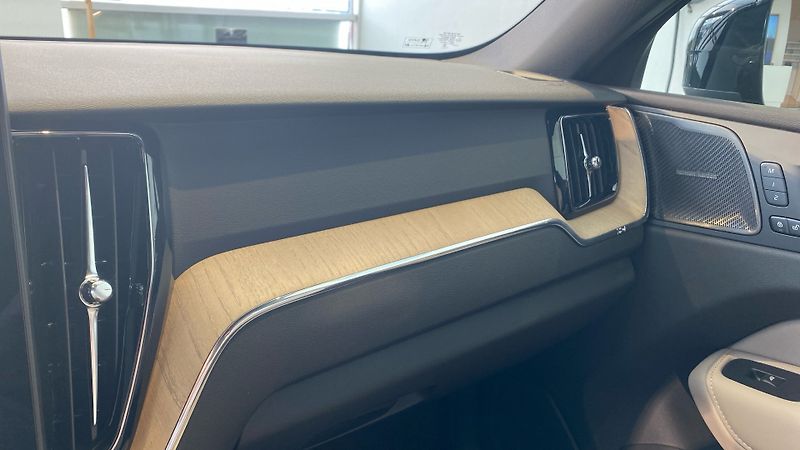 Volvo XC60 (2026) PLUS DARK, B5 AWD, 184+10 kW / - fotka 10 z 13