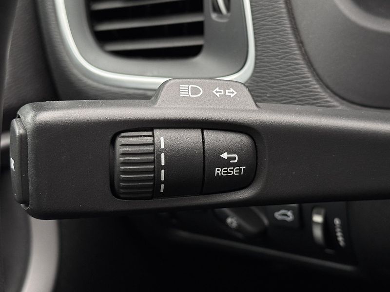 Volvo V40 T2 KINETIC CZ 1.maj REZERVACE - fotka 23 z 40