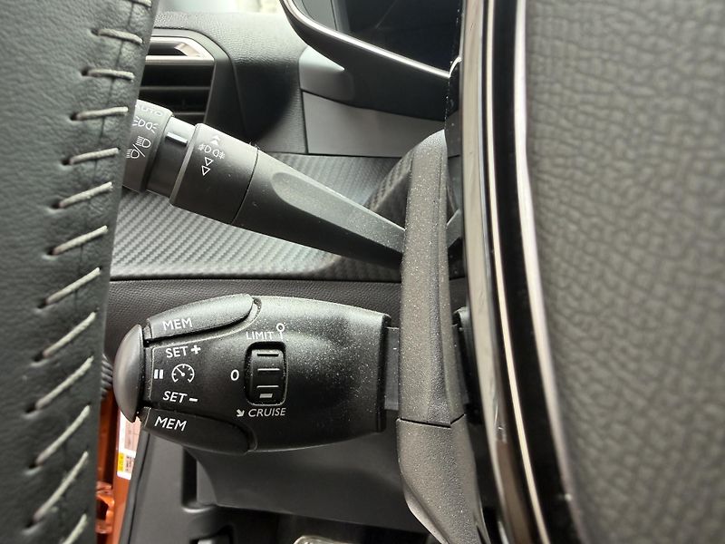 Peugeot 2008 (2023) ALLURE PACK PureTech 130k MAN6 - fotka 15 z 31