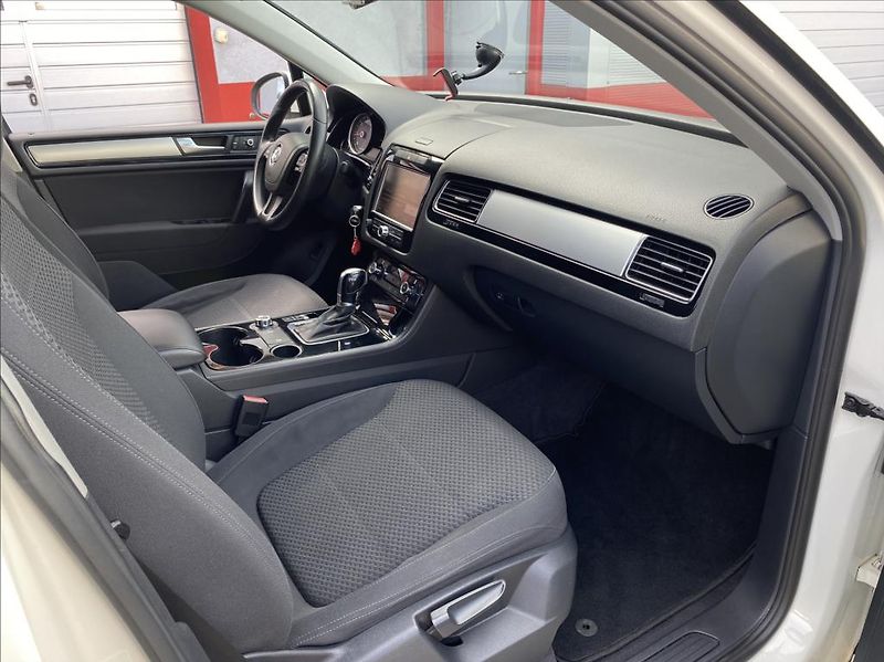 Volkswagen Touareg 3,0 TDI V6 4motion / záruka - fotka 21 z 47