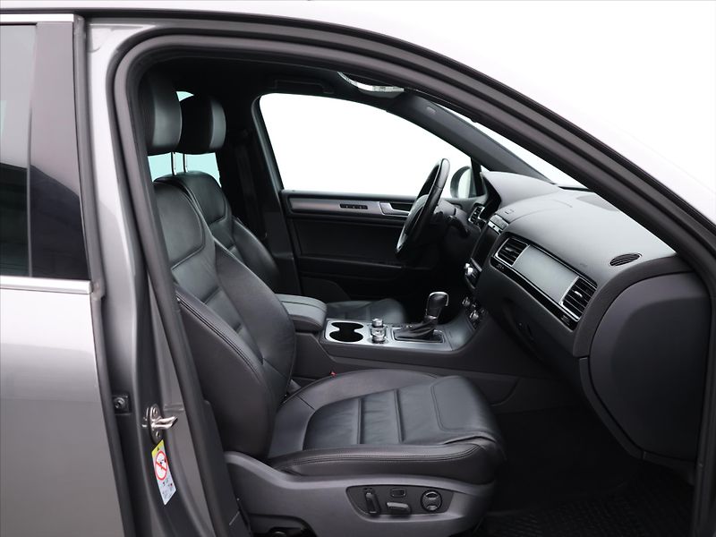 Volkswagen Touareg 3,0 TDI V6 193kW Exclusive CZ - fotka 11 z 27