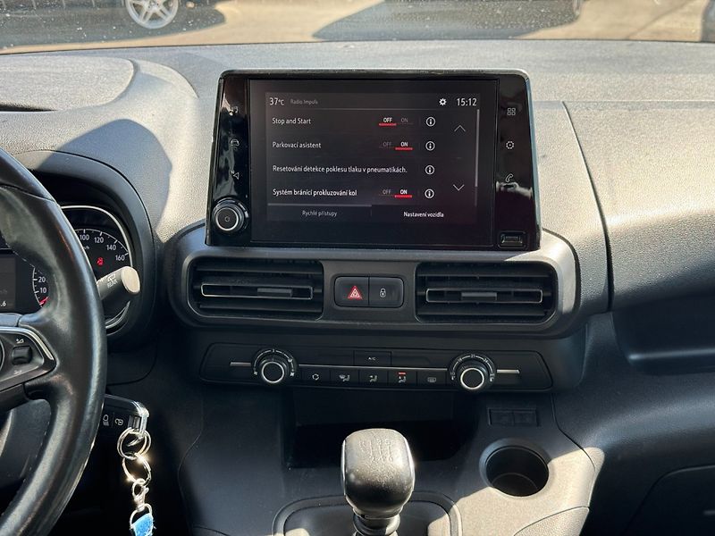 Opel Combo (2021) 1,2i 81 KW 7Míst L2 - fotka 18 z 30
