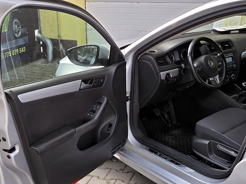 Volkswagen Jetta Trend LIFE *SERV.KNÍŽKA*       - fotka 26 z 42