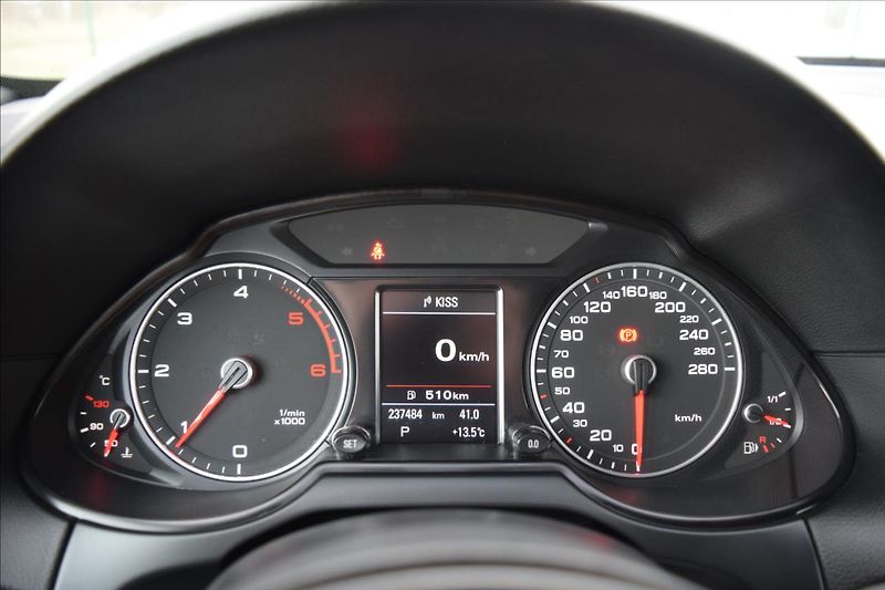 Audi Q5 3,0 V6 180KW S-LINE AUTOMAT - fotka 45 z 57
