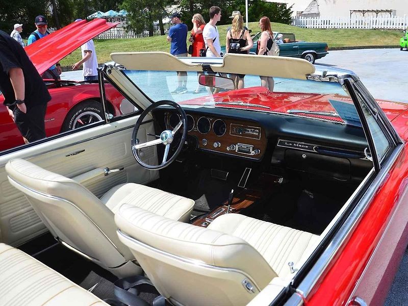 Přehlídka veteránů na Arnice v Mariánských Lázních. Sanitka Cadillac