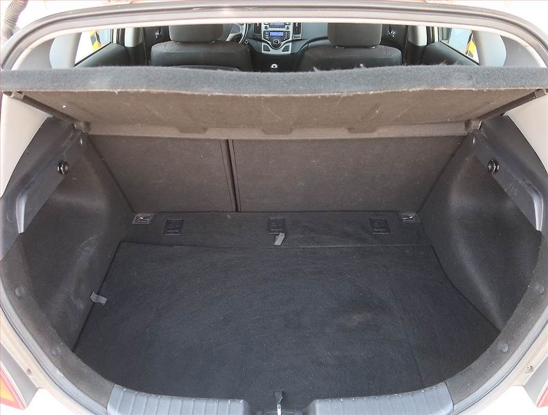 Hyundai i30 (2009) 1.4 CVVT - fotka 13 z 16