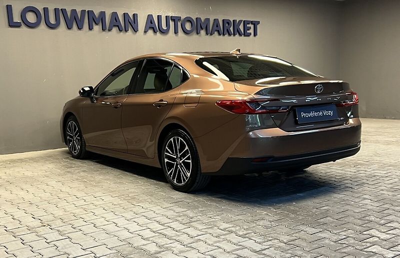 Toyota Camry 2,5 Hybrid AT Prestige - fotka 17 z 18