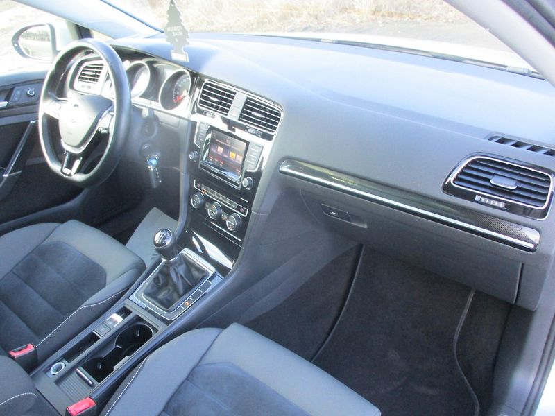 Volkswagen Golf 2.0TDi 110kW HIGHLINE L+Z PNEU - fotka 26 z 45