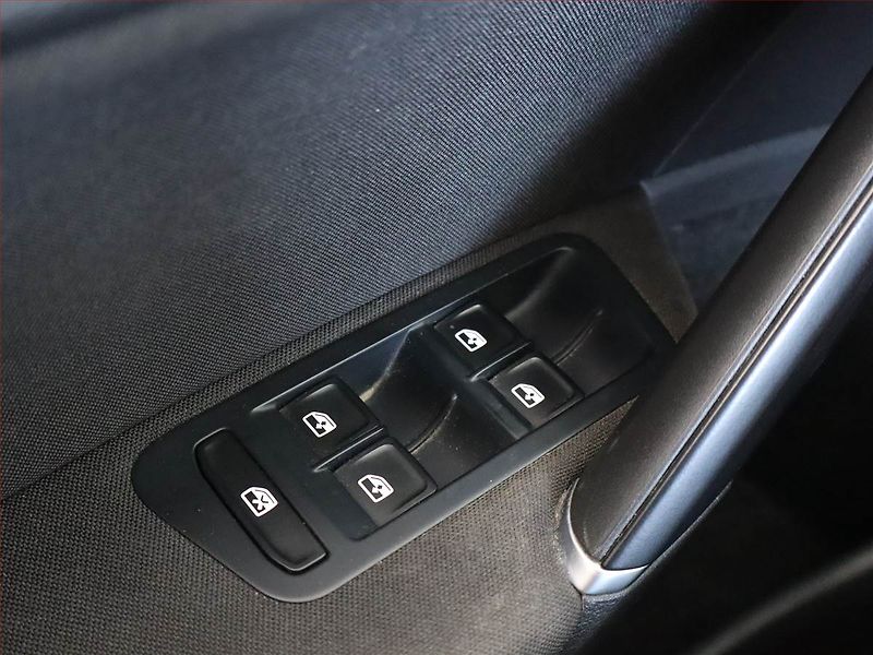Volkswagen Golf (2015) 1.6 TDI, Serv.kniha, Navi - fotka 16 z 23