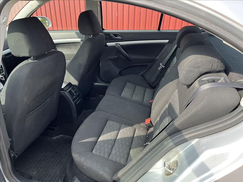 Škoda Octavia 1,6 TDi KLIMA ROZVODY SERVIS - fotka 13 z 34
