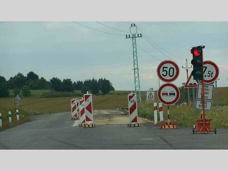 Kuriózní a vtipné značení na českých silnicích.