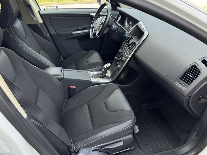 Volvo XC60 D4 AWD MOMENTUM - fotka 14 z 43