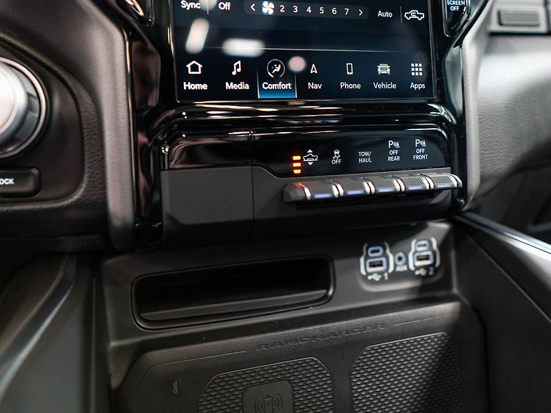 Dodge RAM (2025) 5.7 V8 Laramie Sport 6 LIFT - fotka 31 z 42