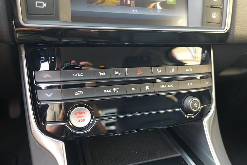 Jaguar XE 20t Prestige Meridian Kůže - fotka 28 z 35
