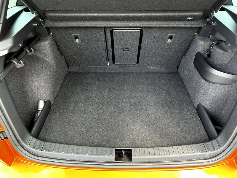 Škoda Karoq (2025) 2.0 TDI 110kW 4x4 DSG Sportlin - fotka 30 z 35