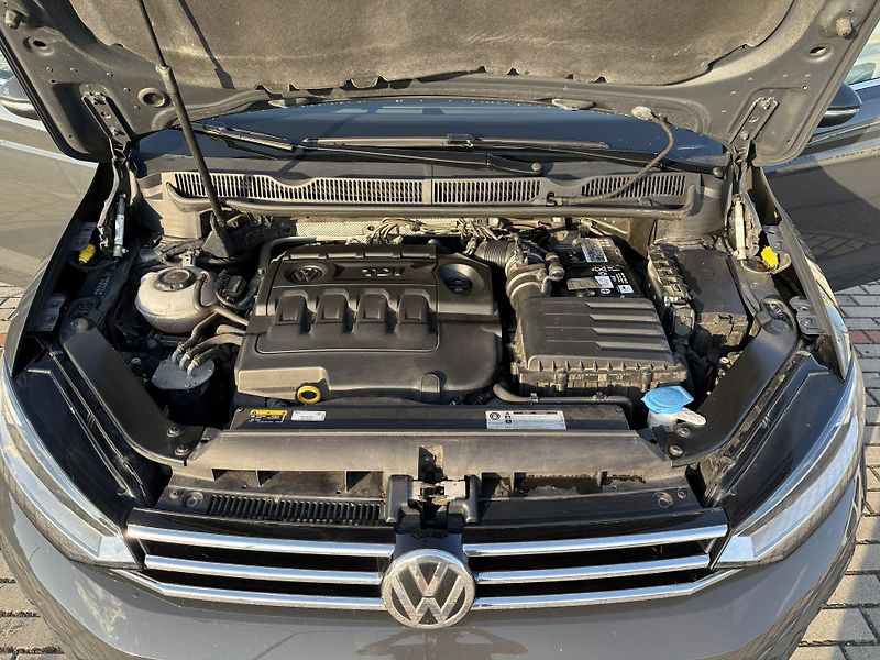 Volkswagen Touran (2018) 2.0 TDi Highline - fotka 8 z 16