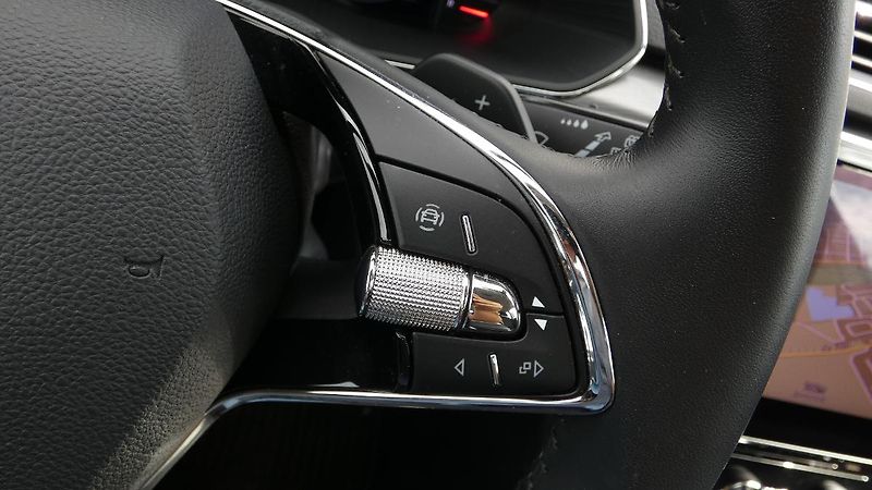 Škoda Superb Combi 2,0 TDI DSG Style - fotka 13 z 24