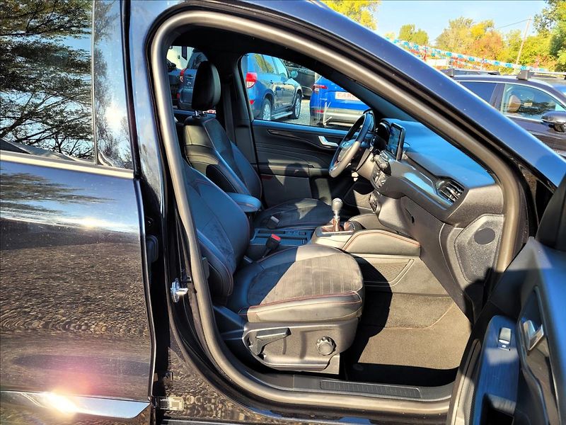 Ford Kuga 2,0 D,ST-line,led,kůže - fotka 12 z 50