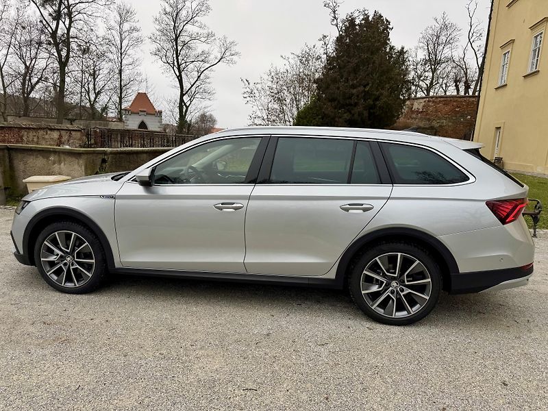 Škoda Octavia (2024) SCOUT 2,0Tdi 147kw-4x4 Panoram - fotka 2 z 49