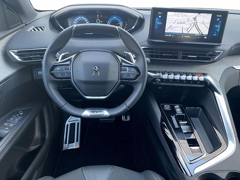 Peugeot 3008 GT 1,6 PT PHEV 165 kW EAT8 - fotka 18 z 29
