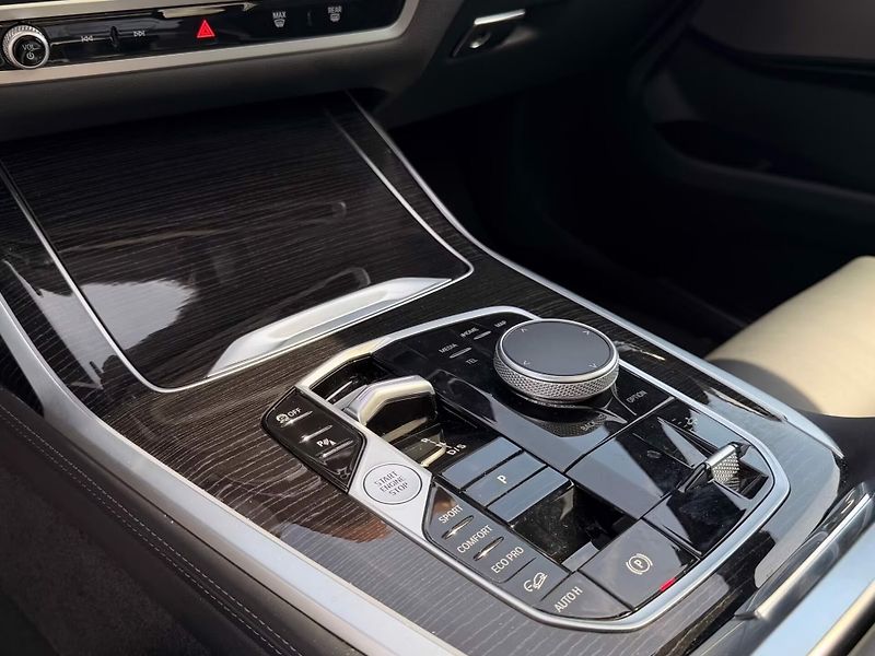 BMW X7 xDrive40i M-Sport Pano HuD 360 - fotka 12 z 14