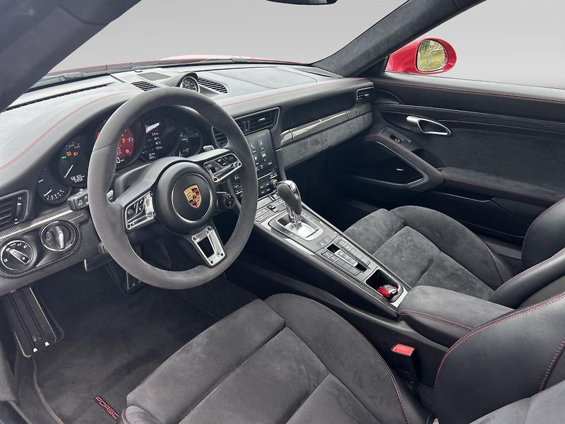 Porsche 911 Carrera 4 GTS Coupe - fotka 15 z 28