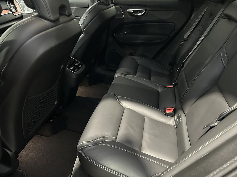 Volvo XC60 2.0  B4 4x4 ULTIMATE - fotka 18 z 48