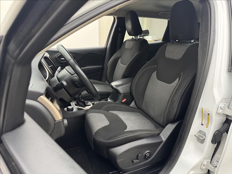 Jeep Cherokee 2,0 103kW 4X4 AC NAVI SENZORY - fotka 30 z 41