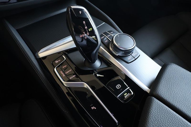 BMW Řada 5 530d xDrive Sedan - fotka 10 z 22