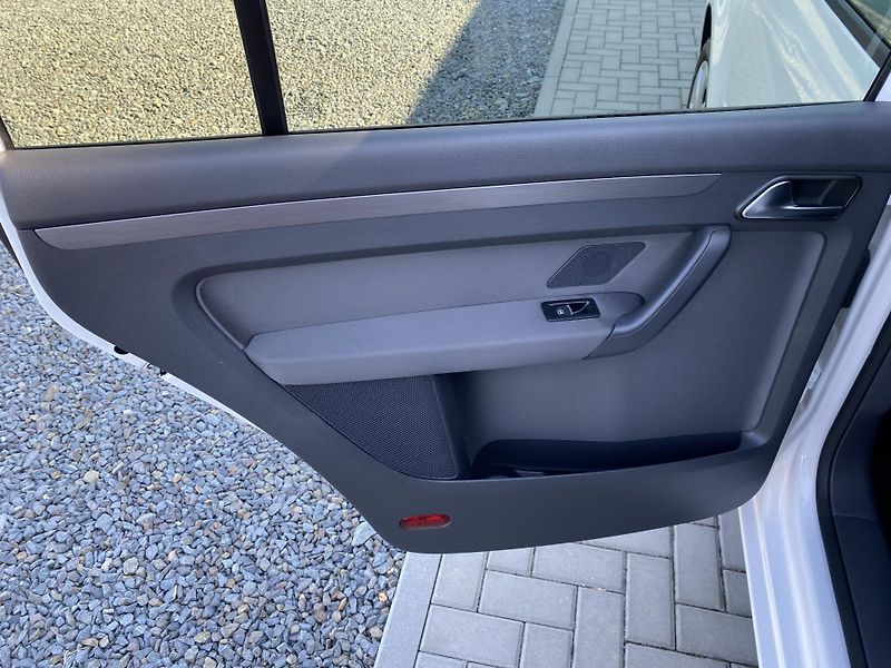 Volkswagen Touran 1.2 TSI 77kW - KLIMATIZACE-PDC - fotka 26 z 39