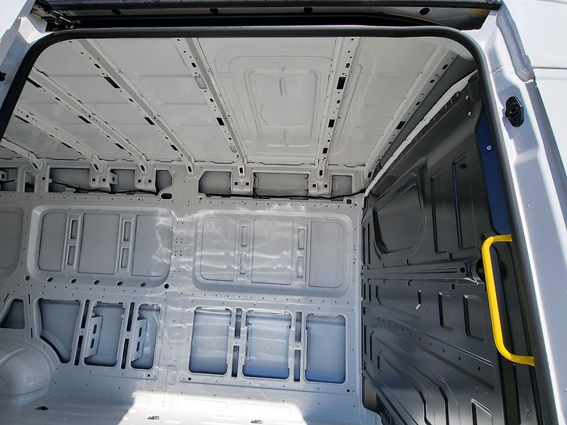 Volkswagen Crafter (2026) Skříň 35 103KW 6G FWD DR-10km - fotka 9 z 27