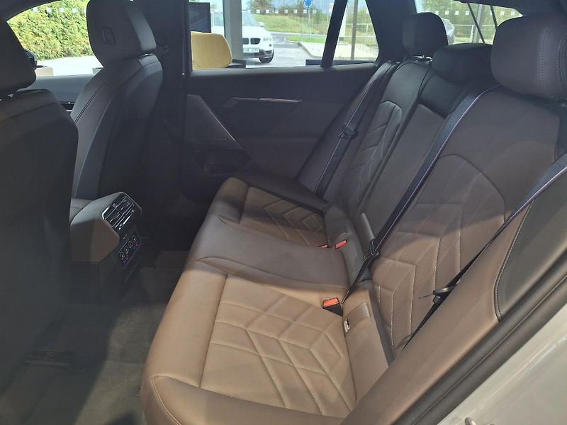 BMW Řada 5 520d xDrive Touring M-Sport - fotka 14 z 34