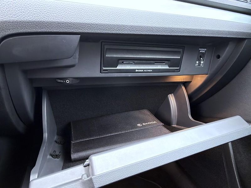 Škoda Superb 2.0 TDI 110 kW DSG, navigace - fotka 16 z 19