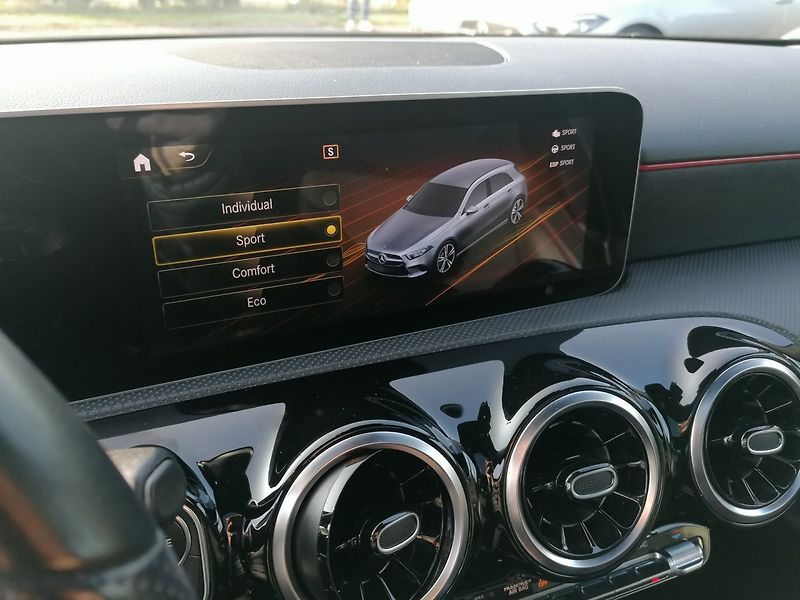Mercedes-Benz Třídy A (2020) 2.0 200D AMG Line 110kW 9G - fotka 29 z 46