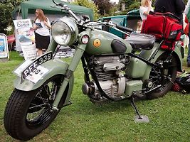 Motocykl Sunbeam S7 De Luxe z roku 1950 na akci Hebden Bridge Vintage Weekend v roce 2012.