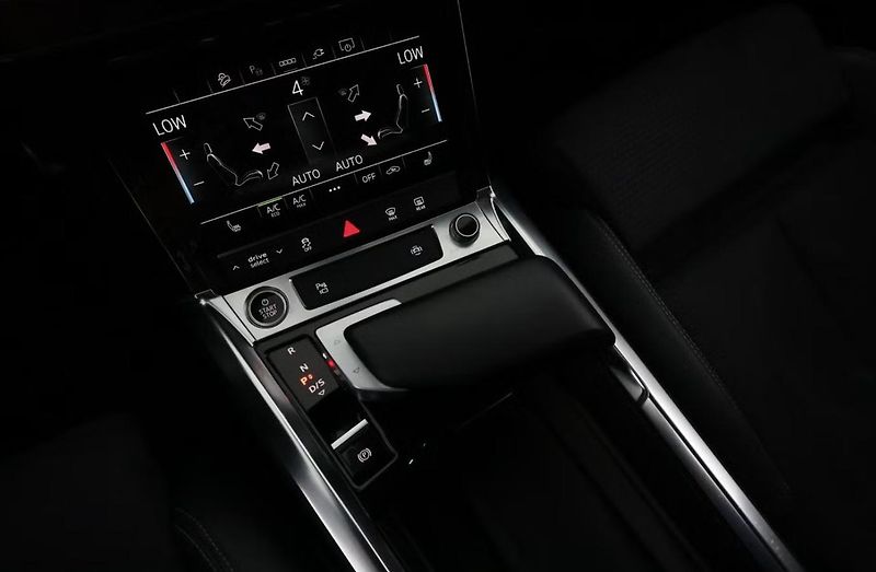 Audi Q8 e-tron 55 Quattro Kam LED Vzduch - fotka 27 z 32