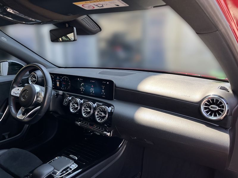 Mercedes-Benz Třídy A A-Třída 180d sedan AMG Line Ni - fotka 15 z 20