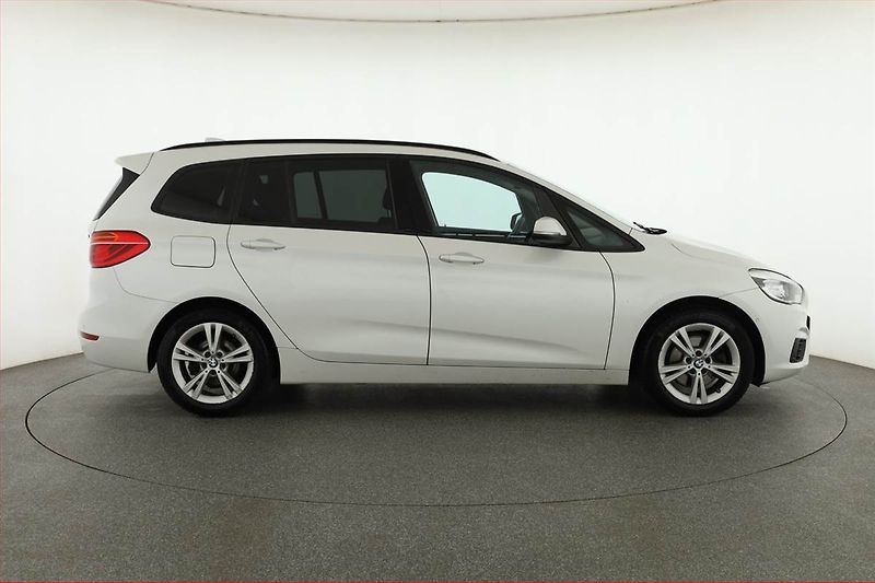 BMW Řada 2 (2019) 218d Gran Tourer, Serv.kniha - fotka 6 z 17