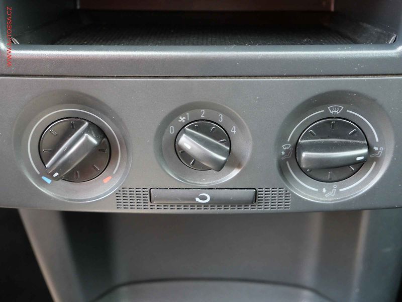 Škoda Fabia (2004) 1.4 MPi, 2.maj,ČR, Park čidla - fotka 13 z 16