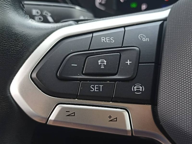 Volkswagen Touran (2023) 2.0 TDI DSG Highline Webasto - fotka 15 z 35